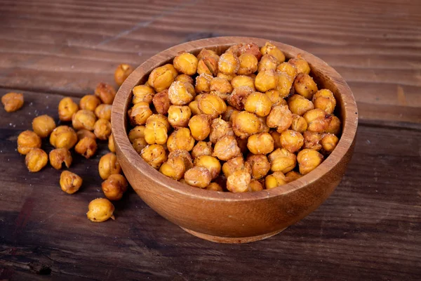 Grão assado Peas lanche saudável na mesa de madeira — Fotografia de Stock