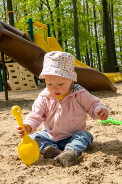 kum kutusu üzerinde oynayan sevimli sarışın kafkas bebek 