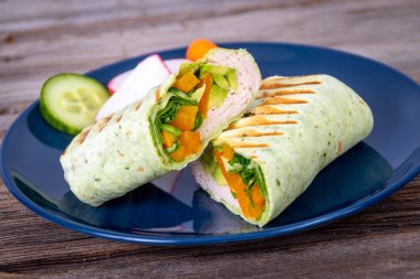 bir pesto Wrap tortilla sandviç içinde Füme hindi et 