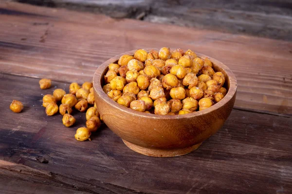 Geröstete Kichererbsen gesunder Snack auf Holztisch — Stockfoto