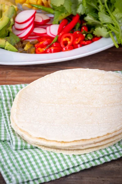 Tortilla de milho para taco na mesa — Fotografia de Stock