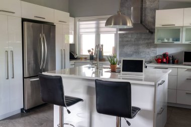 ada sayacı ile zarif yeni modern ev mutfak
