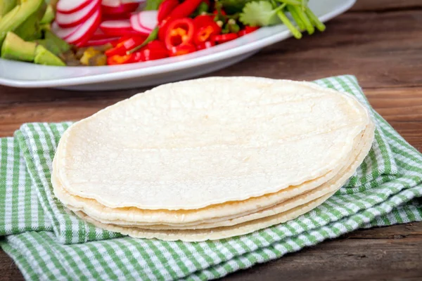 Kukorica tortilla a Taco az asztalon — Stock Fotó