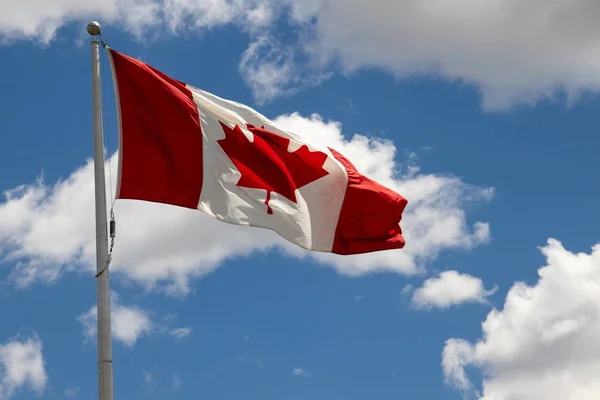 Kanada Flagge in den Wind über blauem Himmel mit Wolken — Stockfoto