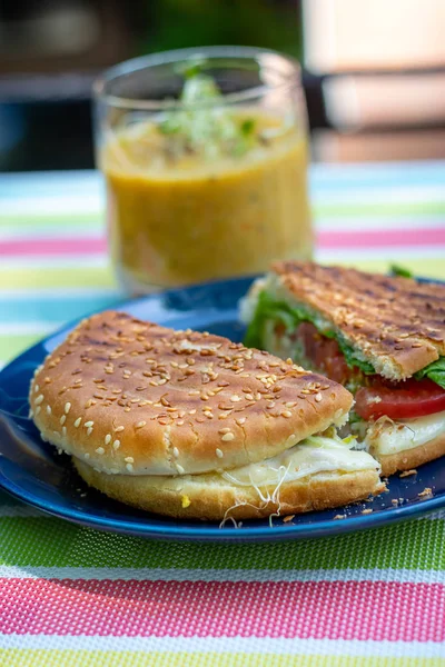 Spuntino sandwich alla griglia con zuppa su una terrazza — Foto Stock