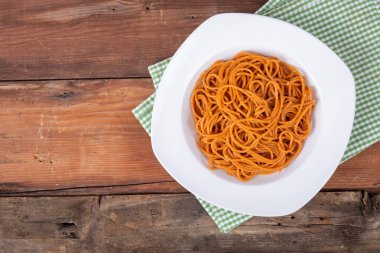 düz pişmiş spagetti makarna bir ahşap masa üzerinde tepesi yok