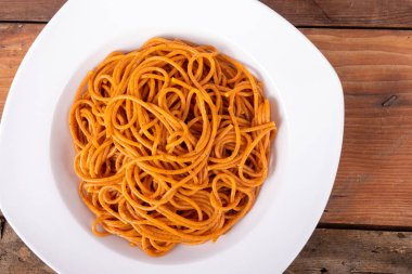 düz pişmiş spagetti makarna bir ahşap masa üzerinde tepesi yok
