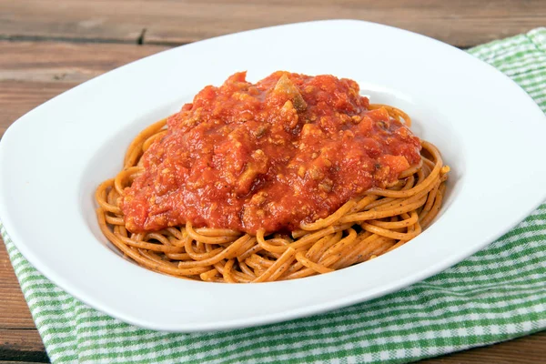 Zwykły gotowane makarony spaghetti nie topping nad drewnianym stole — Zdjęcie stockowe