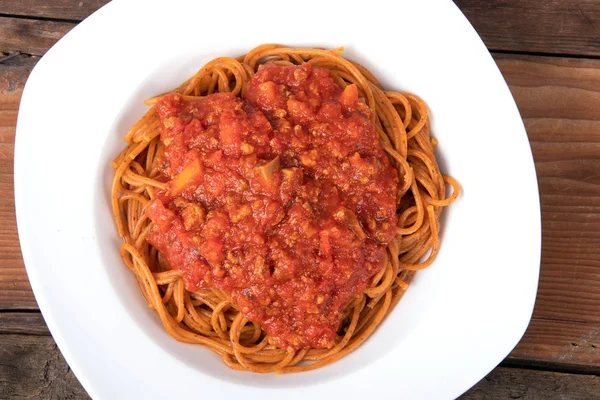 Простая приготовленная спагетти макароны без начинки над деревянным столом — стоковое фото