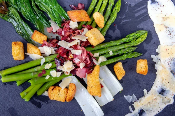 Caesar Spargel mit Parmesan geräuchertem Fleisch und Crouton — Stockfoto