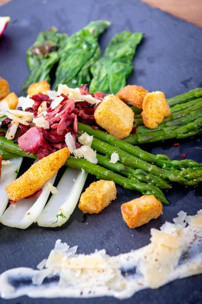 Caesar Spargel mit Parmesan geräuchertem Fleisch und Crouton — Stockfoto