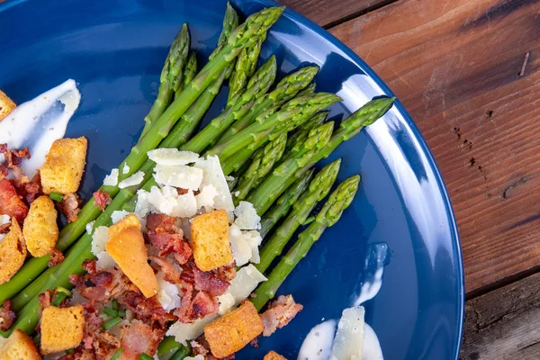 Caesar Spargel mit geschnittenem Parmesan-Käse Speck und Crouton g — Stockfoto