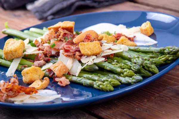 Caesar sparris med skivad parmesanost bacon och crouton g — Stockfoto