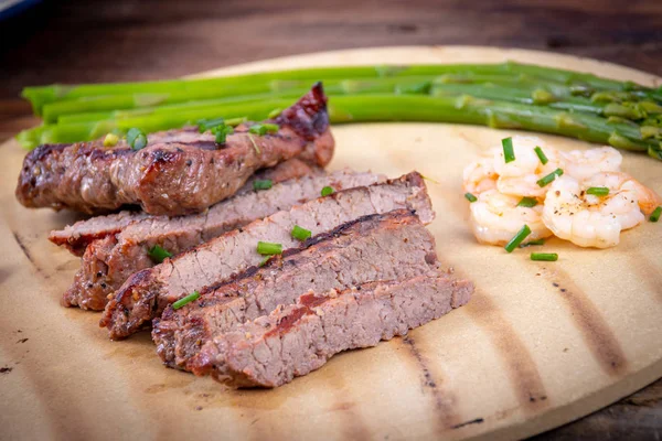 Karides ile barbekü ızgara dana eti dilimleri — Stok fotoğraf