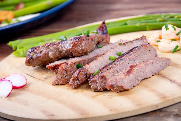 Karides ile barbekü ızgara sığır biftek dilimleri — Stok fotoğraf