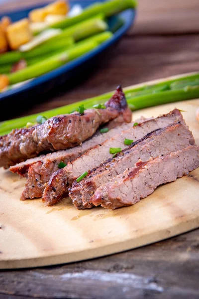 BBQ gegrilde rundvlees borst plakjes met garnalen — Stockfoto