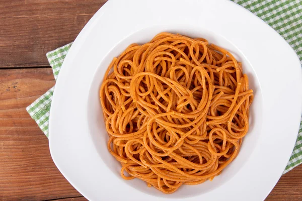 Plain cooked spaghetti pasta no topping over a wood table — Stock Photo, Image