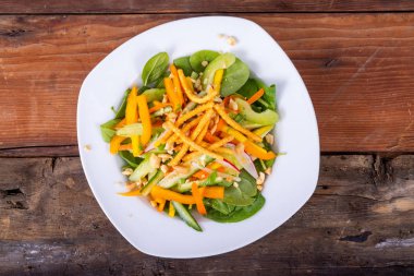 sağlıklı asya tay sebze salatası tabağı