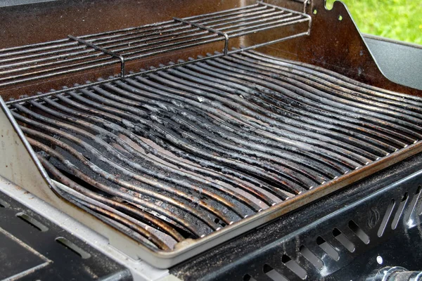 Gebrauchter Grill am Haus außen — Stockfoto