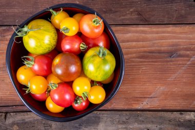 rustik masada taze mix domates çeşitli kase