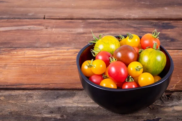 Rustik masada taze mix domates çeşitli kase — Stok fotoğraf