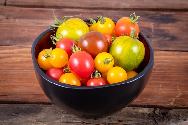 Verse mix tomaten variëteit Bowl op rustieke tafel — Stockfoto