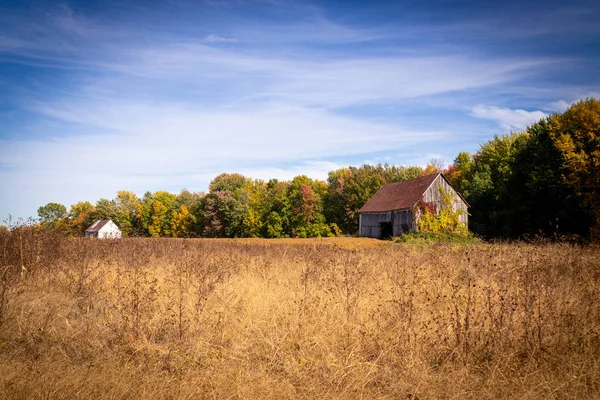 Ancienne grange abandonnée dans le paysage de la saison d'automne champ — Photo