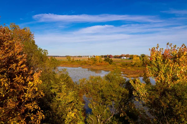 Berthierville Island Quebec Canadá paisaje en otoño con estanque a —  Fotos de Stock