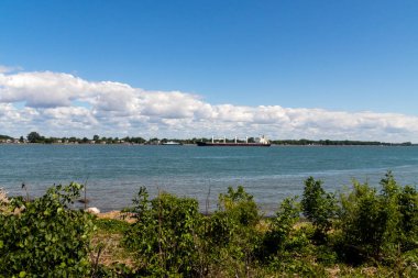 Pointe-aux-Pins parkından St.-Joseph-de-Sorel Kanada gündüz vakti St. Lawrence nehrinin manzarası