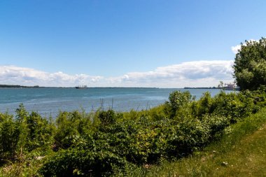 Pointe-aux-Pins parkından St.-Joseph-de-Sorel Kanada gündüz vakti St. Lawrence nehrinin manzarası