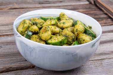 Kabaklı patates gnocchi makarna ve taze ev yapımı fesleğen pesto kasesi