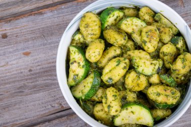 Kabaklı patates gnocchi makarna ve taze ev yapımı fesleğen pesto kasesi