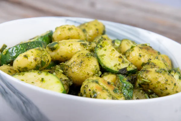 Kartoffel Gnocchi Nudeln Mit Zucchinis Und Frischem Hausgemachtem Basilikum Pesto — Stockfoto
