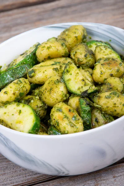 Bramborové Těstoviny Cuketou Čerstvou Domácí Bazalkovou Pesto Miskou — Stock fotografie