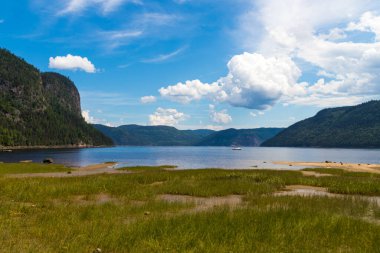 Saguenay Fjord Ulusal Parkı Quebec Kanada yaz mevsiminde su ve dağların manzarası