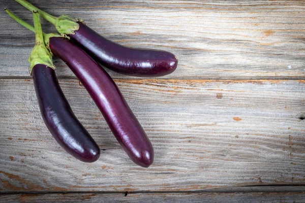 Rauwe Aziatische Lange Aubergine Solanum Melongena Rustieke Houten Tafelplank — Stockfoto