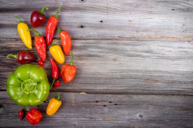 Kırsal ahşap masa yüksek açılı manzaralı karabiber hasadı.