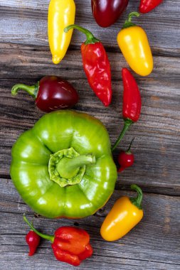 Biberli hasadı yüksek açılı ahşap masa görüşünde karıştır