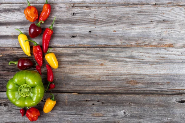 Biberli hasadı yüksek açılı ahşap masa görüşünde karıştır