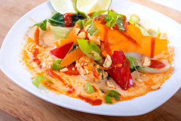 美味的泰菜咖喱椰子虾汤碗 配上花生和胡萝卜特写 — 图库照片