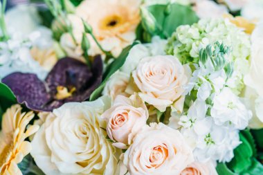 Pembe güller ve Gerbera papatya çiçekler buket düğün