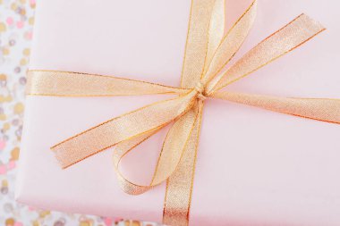 Ahşap plakalar üzerinde pembe hediye kutusu