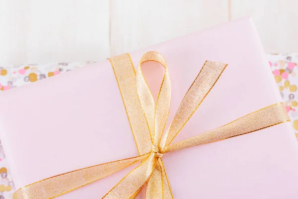 Roze Gift Box Houten Planken — Stockfoto