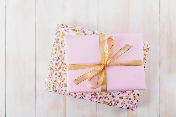 Roze Gift Box Houten Planken — Stockfoto