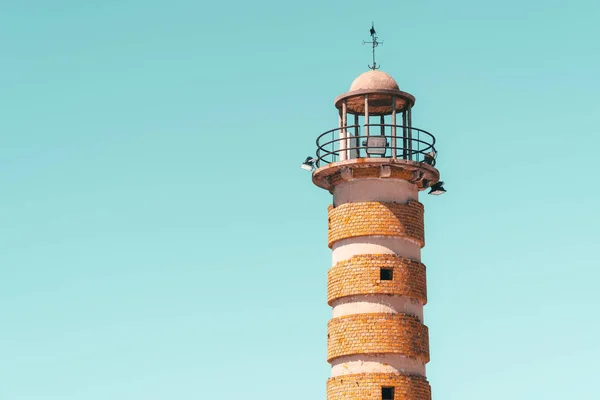 Gamla Tegel Sten Lighthouse Havet Blue Sky — Stockfoto