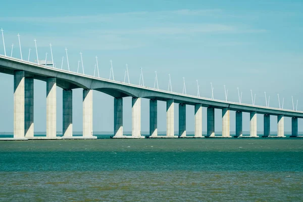 リスボンポルトガルの25デアブリル橋 4月25日橋 の建築の詳細 — ストック写真