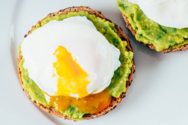 Kavrulmuş yumurta ve kızarmış ekmek üzerine fırında püre.