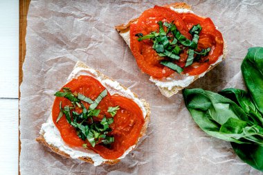 Taze fesleğenli domates ve Ricotta.