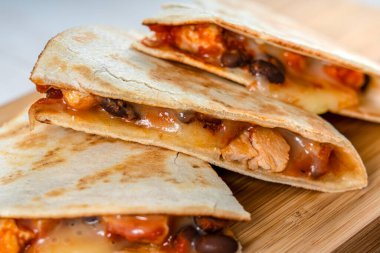 Peynirli ve salsa soslu tavuk ve siyah fasulye.