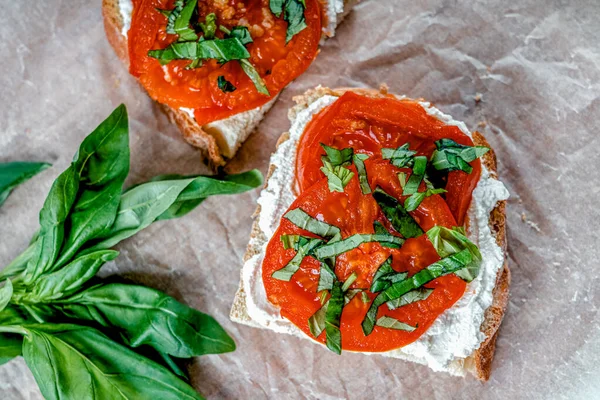 Tomate Ricota Torradas Com Manjericão Fresco — Fotografia de Stock